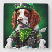 Brittany Spaniel rijdt fiets St. Patrick's Day Vierkante Klok (Voorkant)
