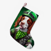 Brittany Spaniel rijdt op fiets St. Patrick's Day Kleine Kerstsok (Voorkant (Hangend))