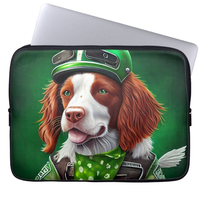 Brittany Spaniel rijdt op fiets St. Patrick's Day Laptop Sleeve (Voorkant)