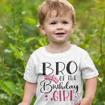 Bro van het Birthday Girl Gepersonaliseerd Squad M T-shirt<br><div class="desc">Op zoek naar een verjaardagscadeau dat je feest compleet maakt? Kijk niet verder dan de shirten van onze verjaardagsbemanning. Deze stijlvolle t - shirts zijn perfect voor elke dag van het verjaardagsfeest. Onze overeenkomende shirten zijn een groot geschenk voor je vrienden en familie, en kunnen samen worden gedragen als een...</div>