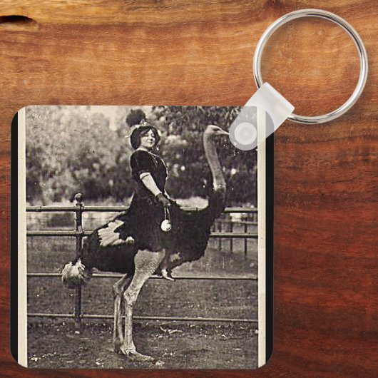  Broadway Actress Ridt een struisvogel uit Sleutelhanger (Achterkant)