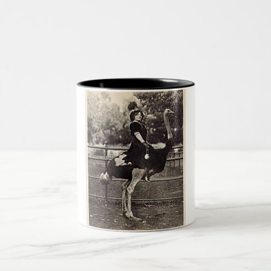  Broadway Actress Ridt een struisvogel uit Tweekleurige Koffiemok (Center)