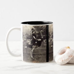  Broadway Actress Ridt een struisvogel uit Tweekleurige Koffiemok