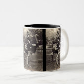  Broadway Actress Ridt een struisvogel uit Tweekleurige Koffiemok (Voorkant rechts)