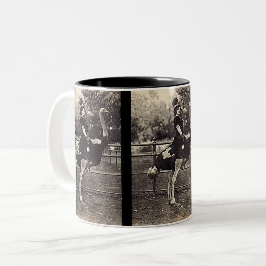  Broadway Actress Ridt een struisvogel uit Tweekleurige Koffiemok (Voorkant links)