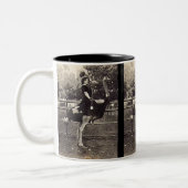  Broadway Actress Ridt een struisvogel uit Tweekleurige Koffiemok (Links)