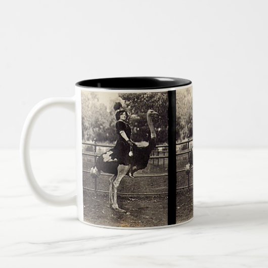  Broadway Actress Ridt een struisvogel uit Tweekleurige Koffiemok (Links)