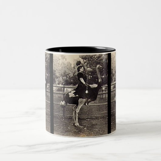  Broadway Actress Ridt een struisvogel uit Tweekleurige Koffiemok (Center)