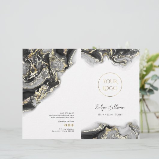 Brochure over zwart marmerend design service-menu (Staand voorkant)