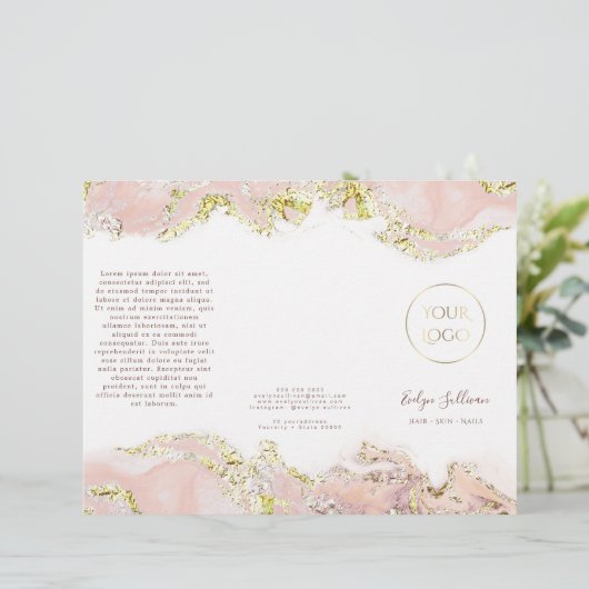 brochure voor roze marmerontwerpen (Staand voorkant)