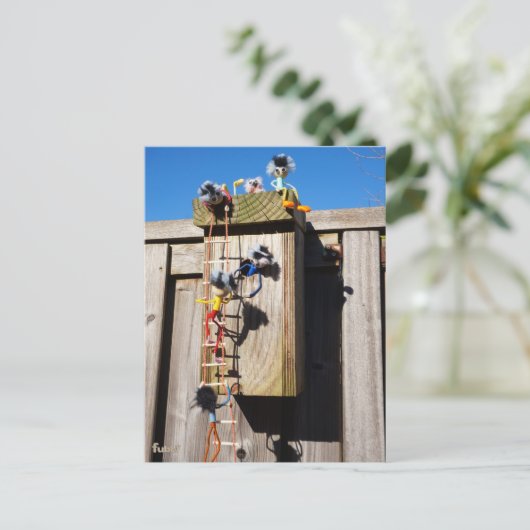 Broedkast vogelhuisje dat beklommen fubby's briefkaart (Staand voorkant)