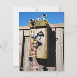 Broedkast vogelhuisje dat beklommen fubby's briefkaart