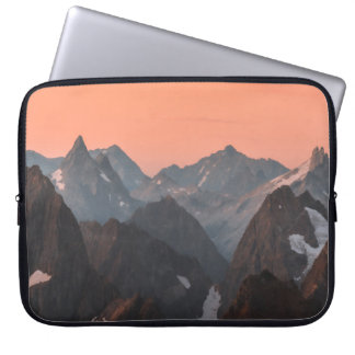 BROEIEN EN WITTE MONTAINEN ONDER ORANJE HUID LAPTOP SLEEVE