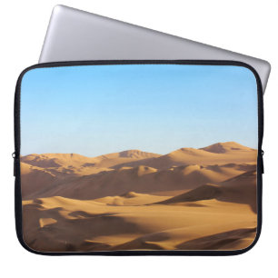 BROEIENDE EN WITTE MOUNTAINEN ONDER BLAUWE SKY TIJ LAPTOP SLEEVE