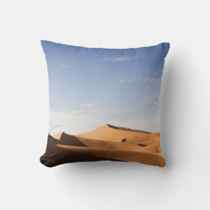 BROEIZAND ONDER BLUE SKY TIJDENS DAG KUSSEN