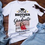 Broer van de afstuderen fotonaam t-shirt<br><div class="desc">Het afstuderen van je broer of zus vieren met dit moderne t-shirt met een "Proud BROTHER of the Afstuderen" onderschrift in zwarte hedendaagse lettertypen, versierd met een afstudeerder pet met een gouden tassel. Pas dit t-shirt eenvoudig aan met een afbeelding van de afstuderen, het afstuderen jaar en de naam van...</div>