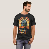 Broer van de Groovy 1 regenboogboho Birthday Pa T-shirt (Voorkant volledig)