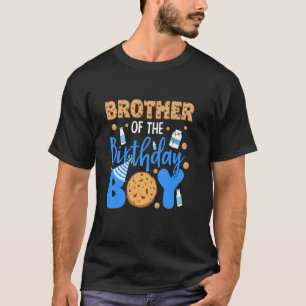 Broer van de verjaardagsjongen koekjes en melk geb t-shirt