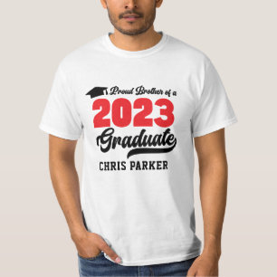 Broer van een 2023 Afstuderen modern rood script T-shirt