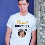 Broer van een Afstuderen Graduation Cap Foto T-shirt<br><div class="desc">Proud Brother van een Afstuderen Graduation Cap Foto T-Shirt. Gepersonaliseerd t-shirt voor de trotse broer van een afgestudeerde met een afstudeerkap en een foto van de afstuderen. Voeg je foto toe. U kunt elke tekst op het t-shirt wijzigen.</div>