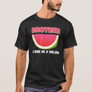Broer van één in een melonfamilie die waterel met  t-shirt
