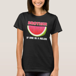 Broer van één in een melonfamilie die waterel met t-shirt
