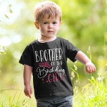 Broer van het Eigen vierkant van het meisje van de T-shirt<br><div class="desc">Op zoek naar een verjaardagscadeau dat je feest compleet maakt? Kijk niet verder dan de shirten van onze verjaardagsbemanning. Deze stijlvolle t - shirts zijn perfect voor elke dag van het verjaardagsfeest. Onze overeenkomende shirten zijn een groot geschenk voor je vrienden en familie, en kunnen samen worden gedragen als een...</div>