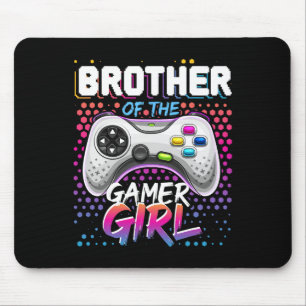 Broer van het gamermeisje die videospelletjes spee muismat