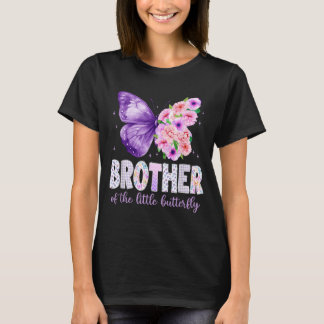 Broer van het kleine vlindermeisje dat haar 1e ver t-shirt