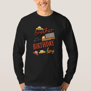 Broer van het vogeltaartje met een varken t-shirt