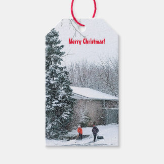 Broers die Labels met sneeuwcadeaus tonen Cadeaulabel