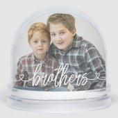 Broers houden van harten gepersonaliseerde foto sneeuwbol (Voorkant)