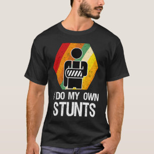 Broken arm en pols gewrichtswonden letsel komt sne t-shirt