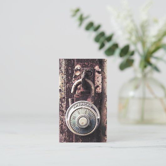 Broken Rusty American Padlock Security Business Visitekaartje (Staand voorkant)