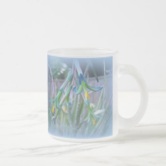 Bromeliad Blossom op blauw Matglas Koffiemok (Rechts)