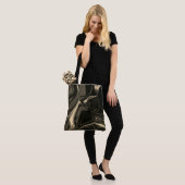 Bronze-golvingen op bruinbeige achtergrond tote bag (Op model)