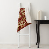 Bronze Tone Celtic Knot Sherpa Deken (In situ)