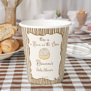 Brood in de oven bakkende baby shower met monogram papieren bekers