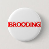 Brooding Stamp Ronde Button 5,7 Cm (Voorkant)