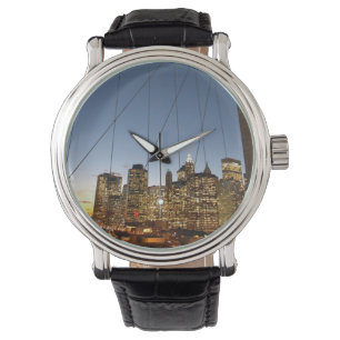 Brooklyn Bridge bij schemer met skyline van Manhat Horloge