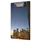 Brooklyn Bridge bij schemer met skyline van Manhat Klembord (Links)