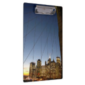 Brooklyn Bridge bij schemer met skyline van Manhat Klembord (Rechts)