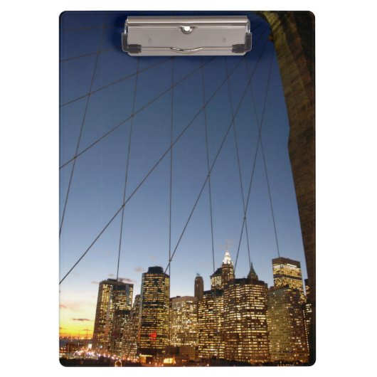 Brooklyn Bridge bij schemer met skyline van Manhat Klembord (Voorkant)
