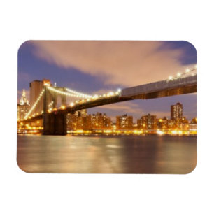 Brooklyn Bridge en Manhattan bij nacht. Magneet