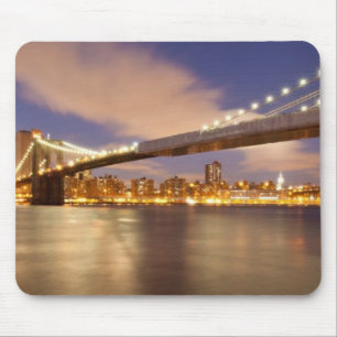 Brooklyn Bridge en Manhattan bij nacht. Muismat