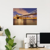 Brooklyn Bridge en Manhattan bij nacht. Poster (Thuiskantoor)