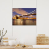 Brooklyn Bridge en Manhattan bij nacht. Poster (Keuken)