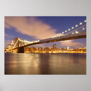 Brooklyn Bridge en Manhattan bij nacht. Poster