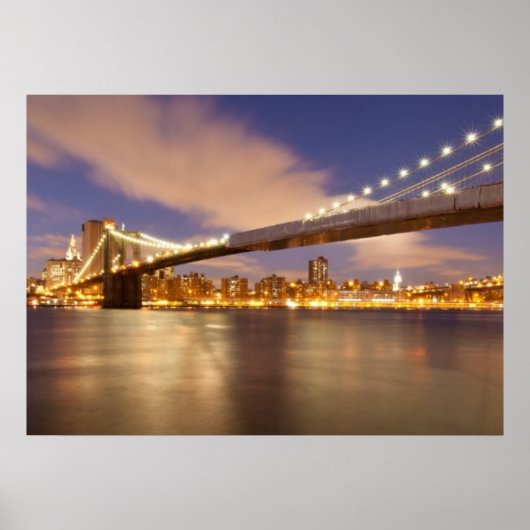Brooklyn Bridge en Manhattan bij nacht. Poster (Voorkant)