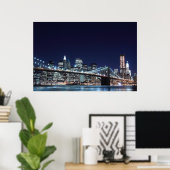 Brooklyn Bridge en Manhattan Skyline 's nachts Poster (Thuiskantoor)